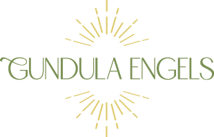 Logo mit dem Namen 'Gundula Engels' in grüner Schrift, umgeben von goldfarbenen Strahlen oben und unten