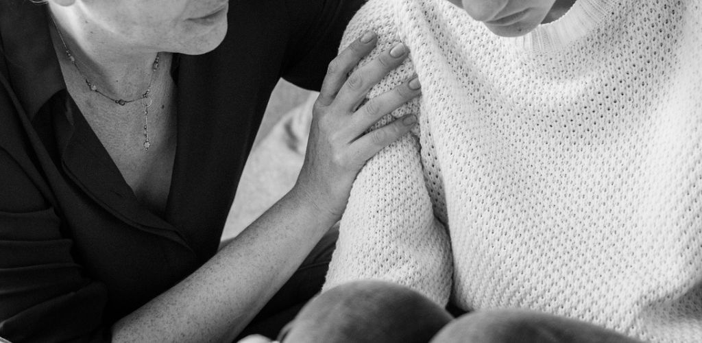 Person, die unter Anleitung und mit Unterstützung Trauerbewältigungsübungen durchführt trauerarbeit übungen